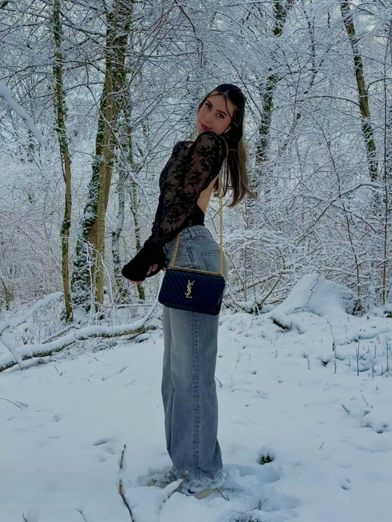 Zoé Martin, de dos, dans une forêt sous la neige