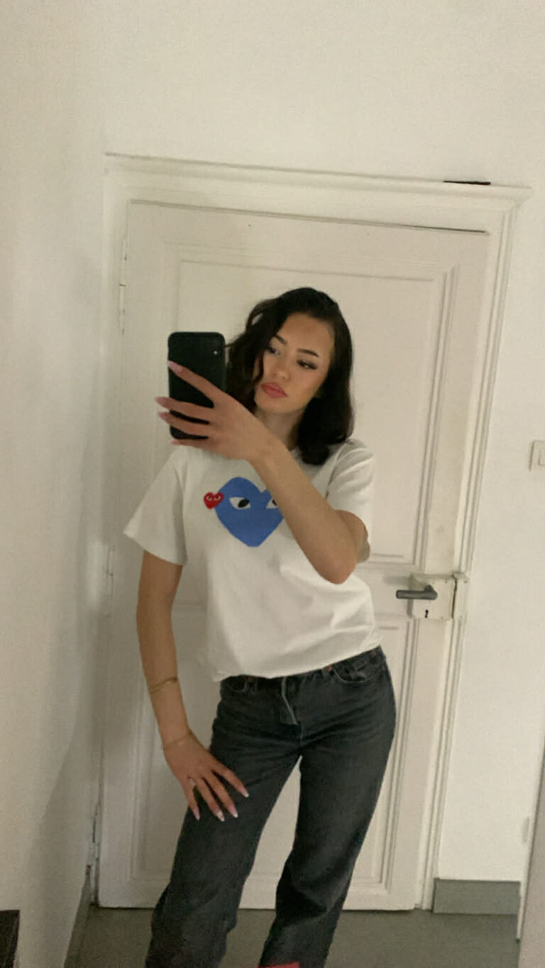 Léonie Schwab, t-shirt blanc et jean, devant un miroir