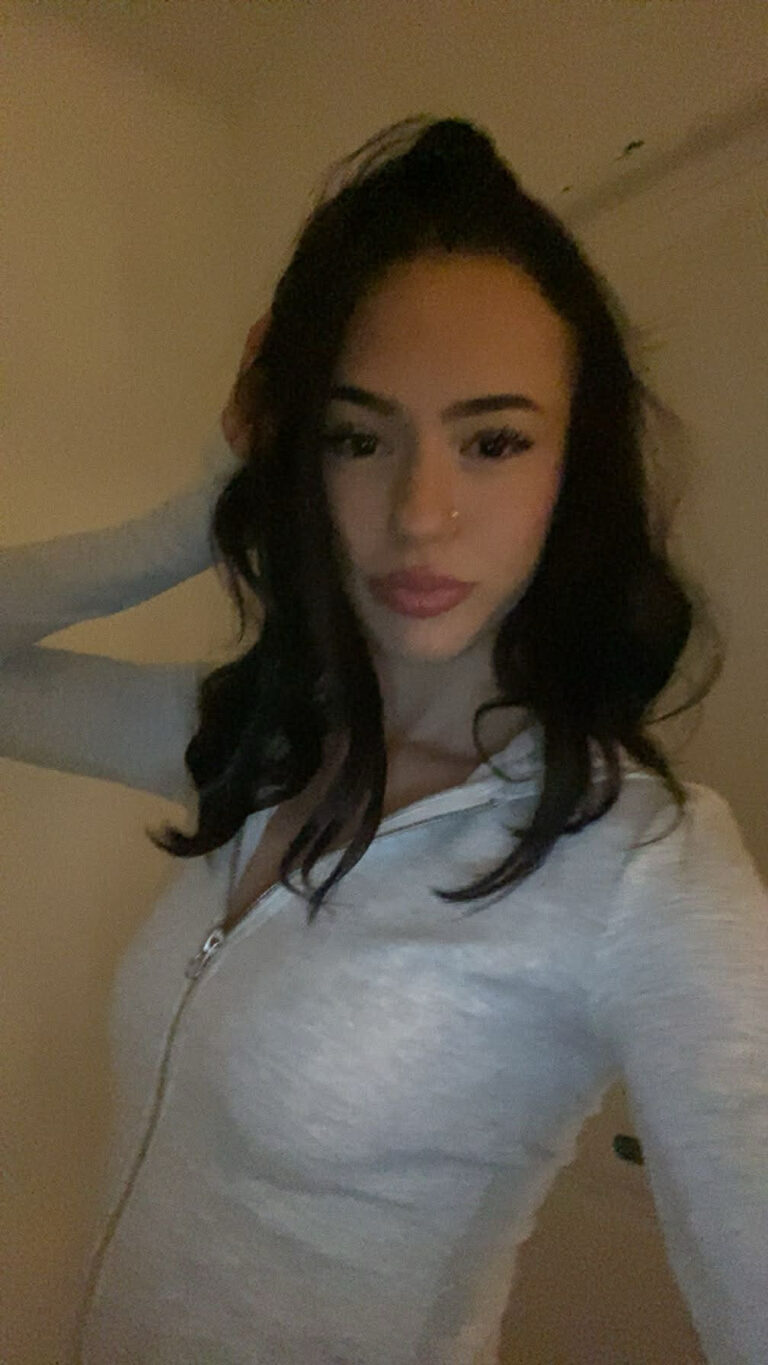 Léonie Schwab, gilet gris, cheveux relevés