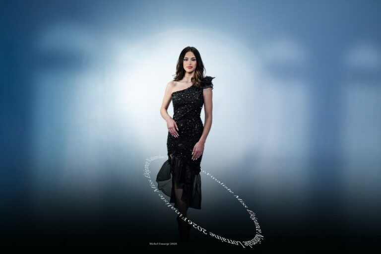 Léonie Schwab en robe noire asymétrique, séance photo des finalistes (janvier 2026)