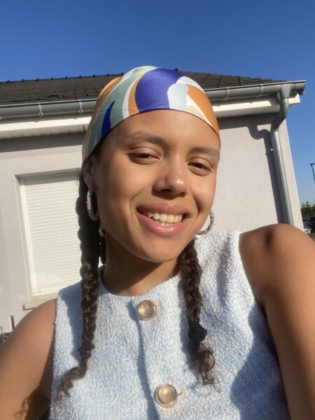 Louna Dos Santos, tresses et foulard dans les cheveux, au soleil