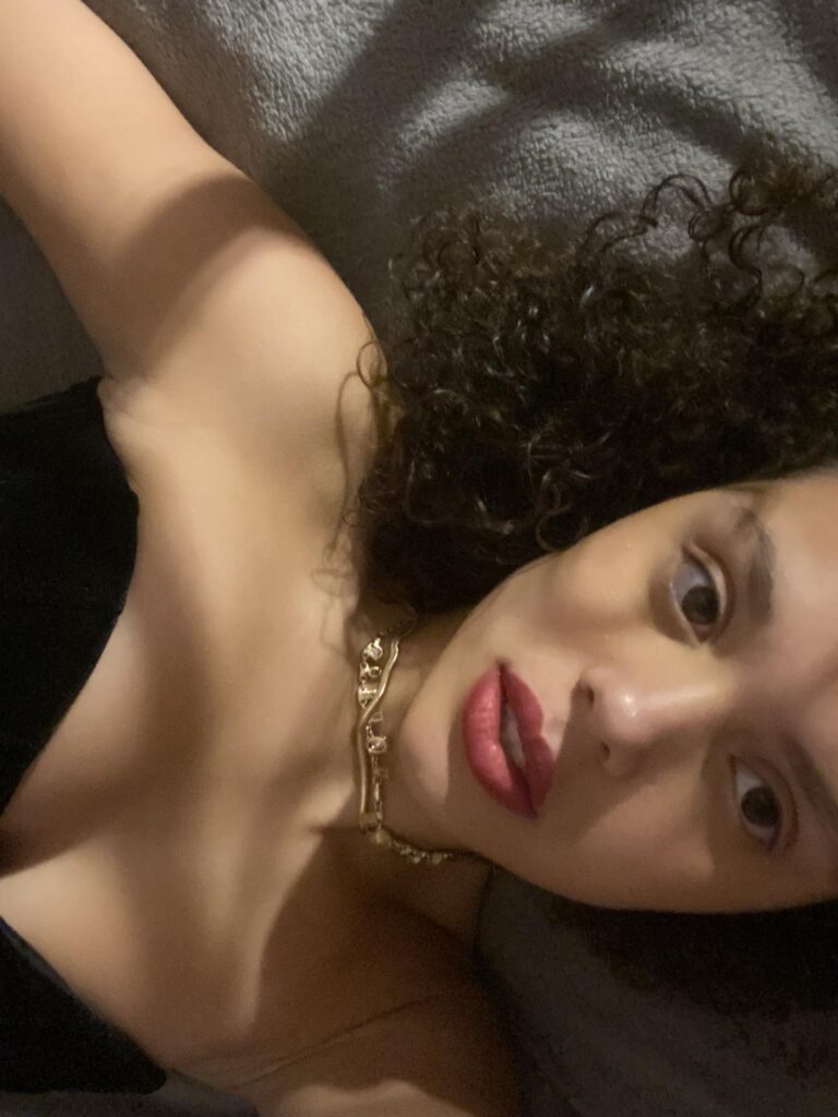 Louna Dos Santos, portrait allongé, collier doré