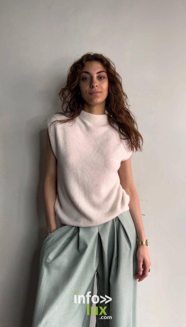Diana Godineau en pull rose pâle et pantalon vert d’eau