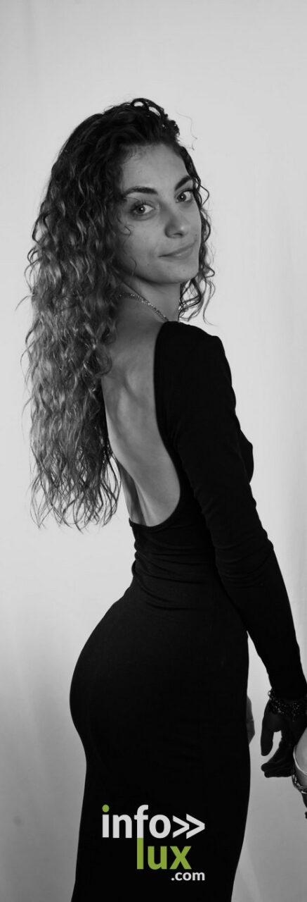 Diana Godineau en robe noire, en noir et blanc