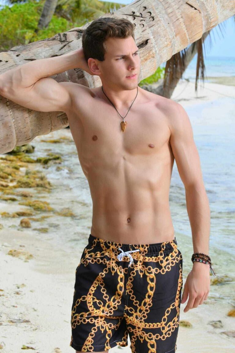 Timothy Legros en short de bain, sur une plage