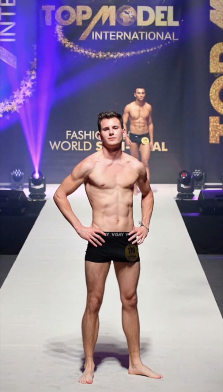 Timothy Legros en maillot sur le podium de Top Model International