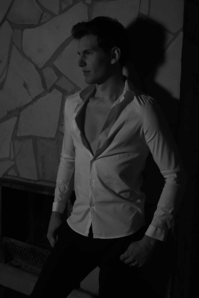 Timothy Legros en chemise blanche, en noir et blanc
