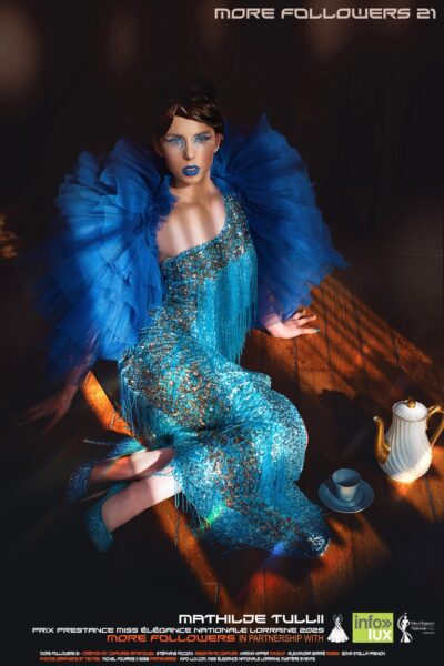 Mathilde Tulli en bleu, série « Rêveries Couture », Centre Saint-Jean de Longuyon