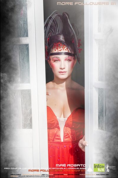 Maë Rosato en rouge, à une fenêtre, série « Rêveries Couture », Longuyon