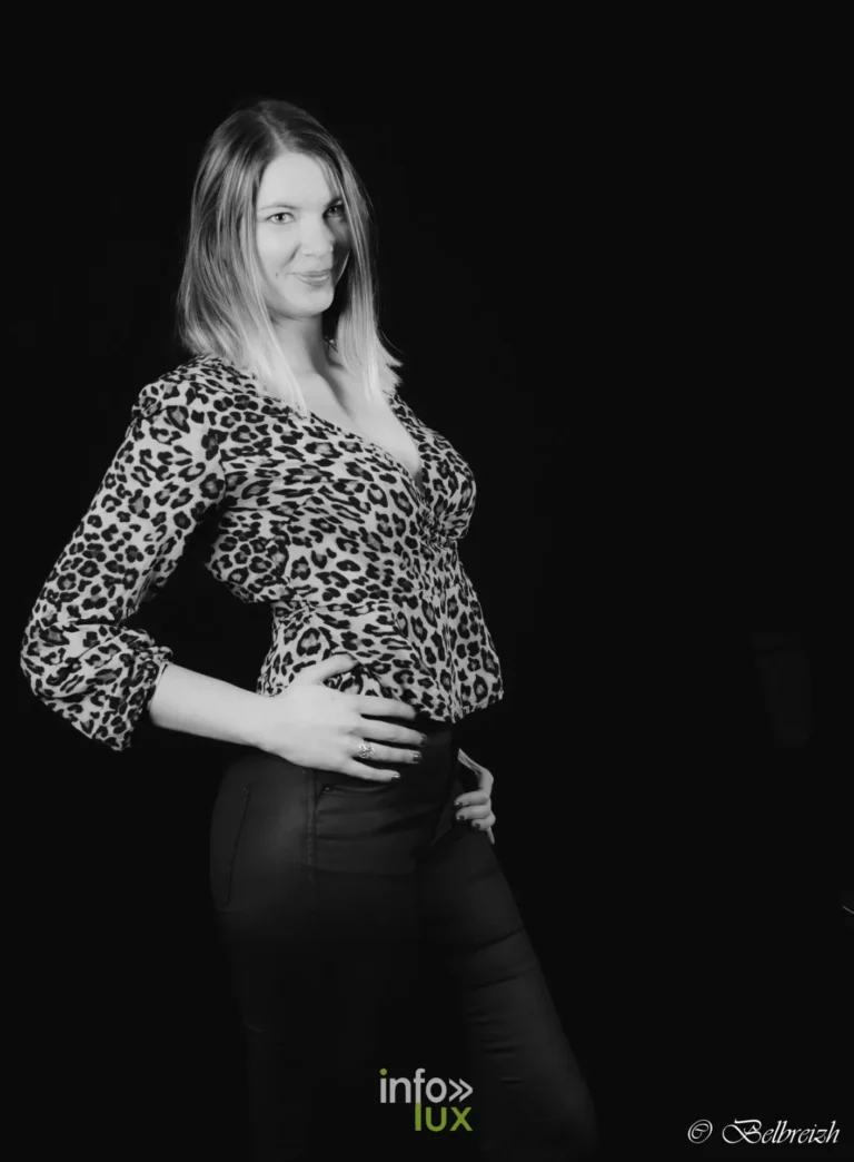 Wendy in een blouse met luipaardprint, in zwart-wit