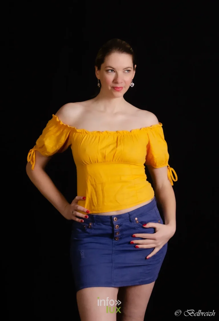 Wendy in geel topje en jeansrok, in de studio