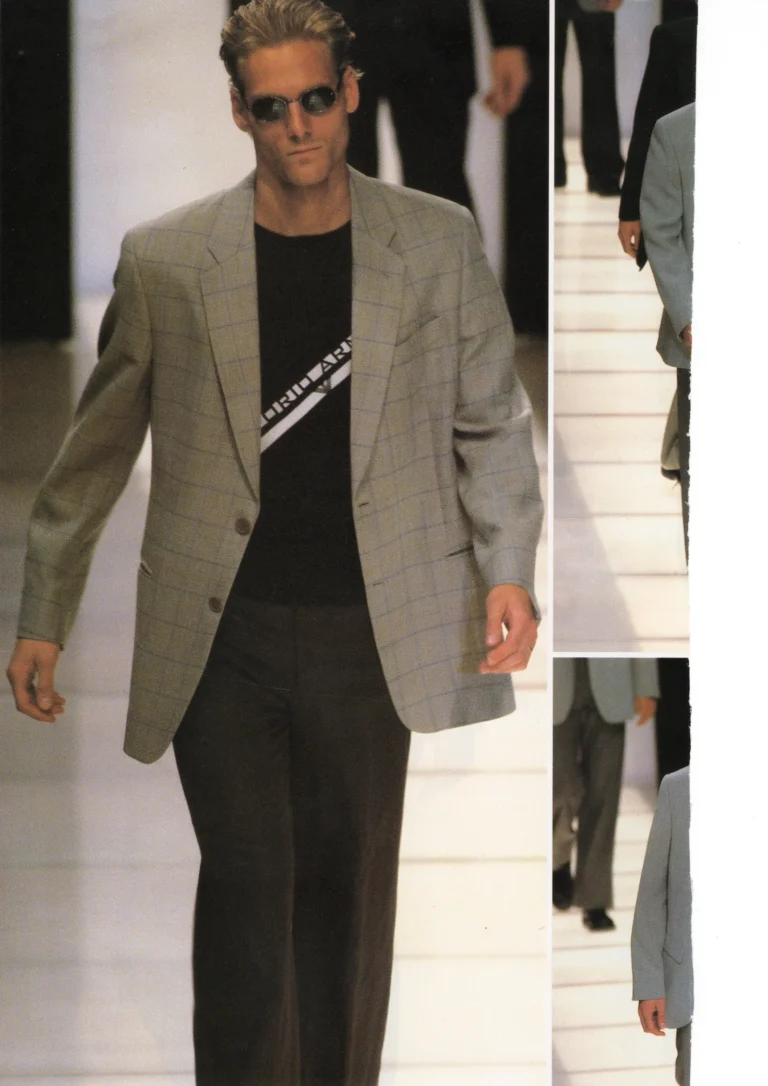 Bild aus der Zeit als Mannequin: auf dem Laufsteg, in karierter Jacke
