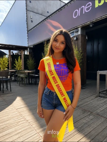 Eléa Colasuonno, tee-shirt orange et écharpe de candidate Miss Brabant wallon (été 2026)