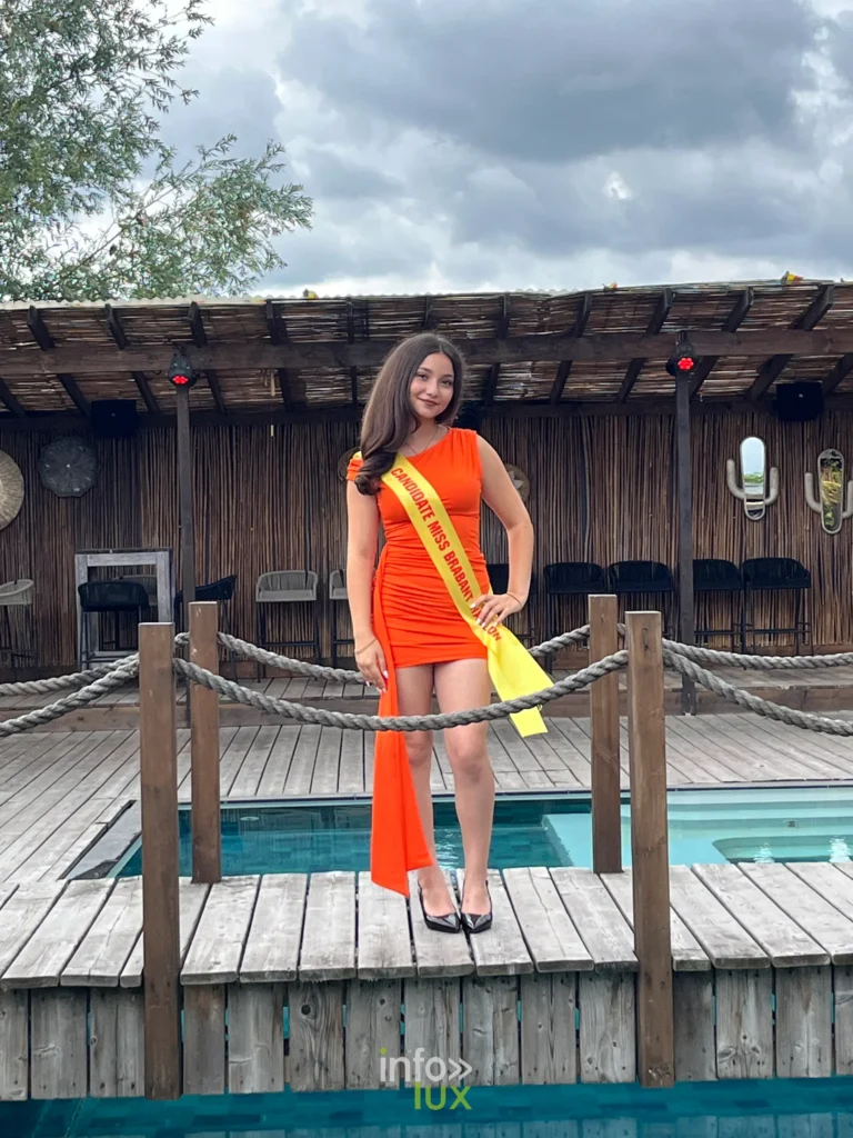 Eléa Colasuonno en robe orange, au bord d’une piscine (été 2026)