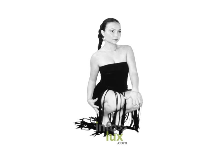 Eléa Colasuonno, portrait en noir et blanc, en robe à franges