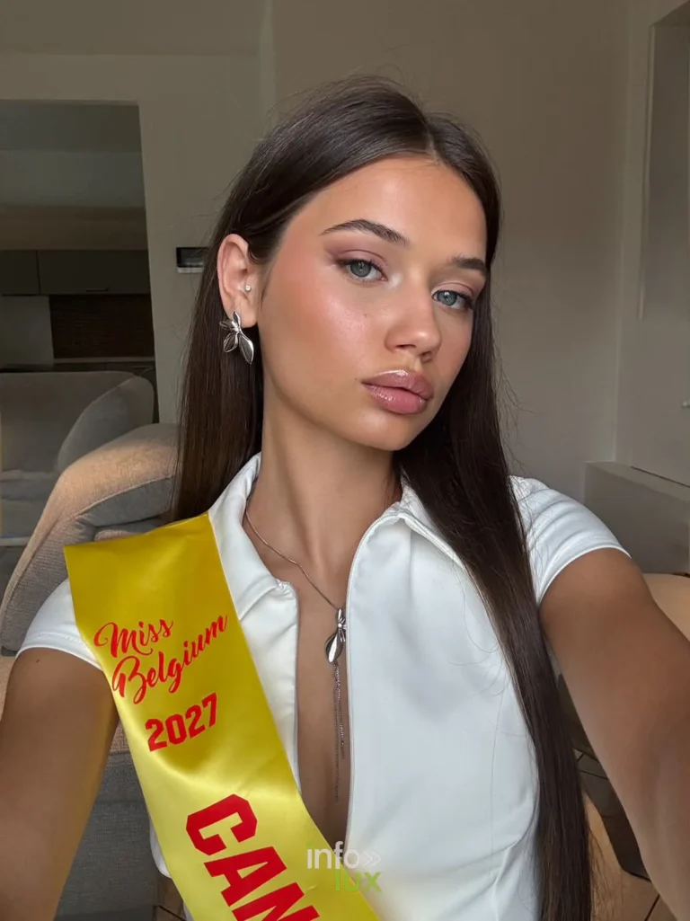 Elisa, candidate Miss Bruxelles 2027, avec l’écharpe Miss Belgium 2027