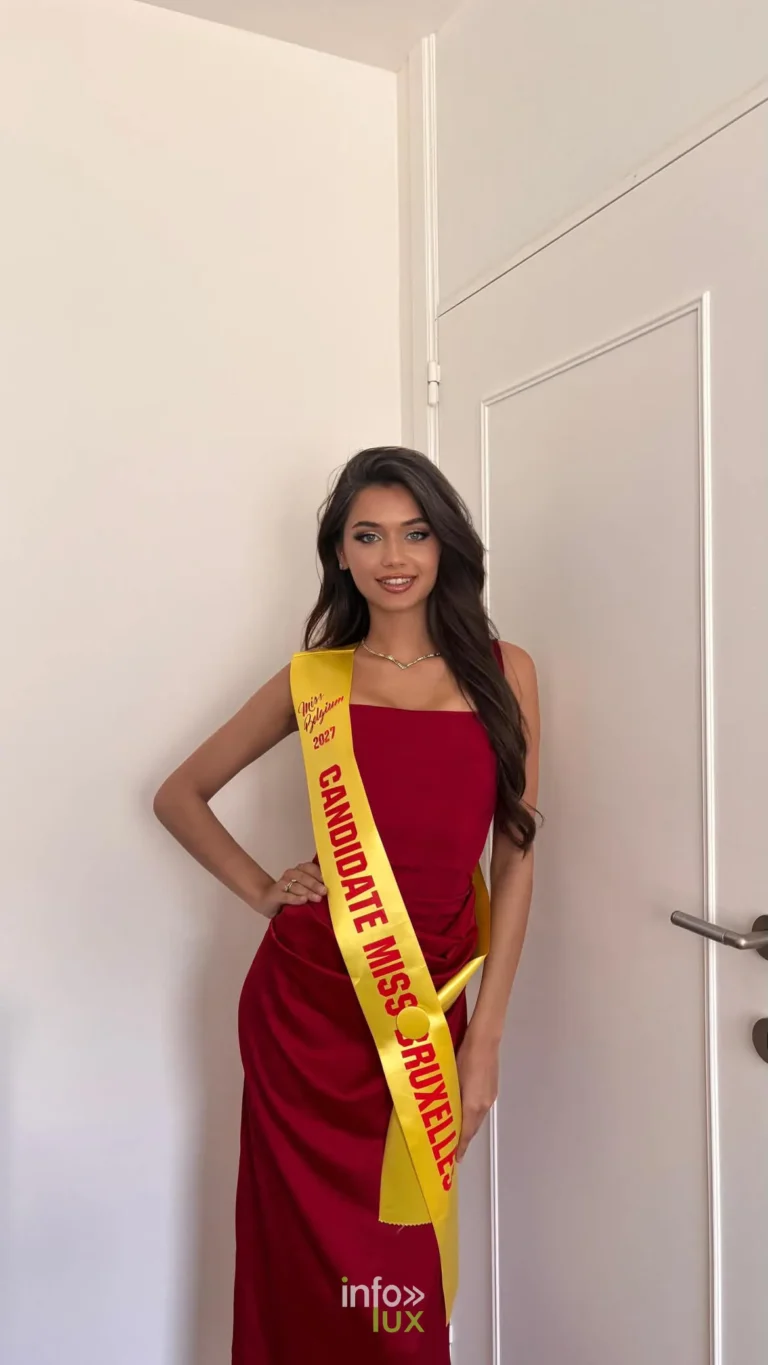 Elisa en robe rouge, écharpe de candidate Miss Bruxelles