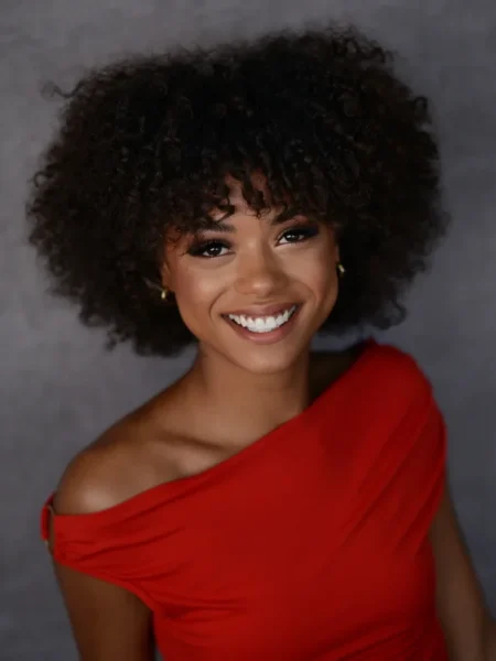 Alizée en rouge, portrait de studio (été 2026)
