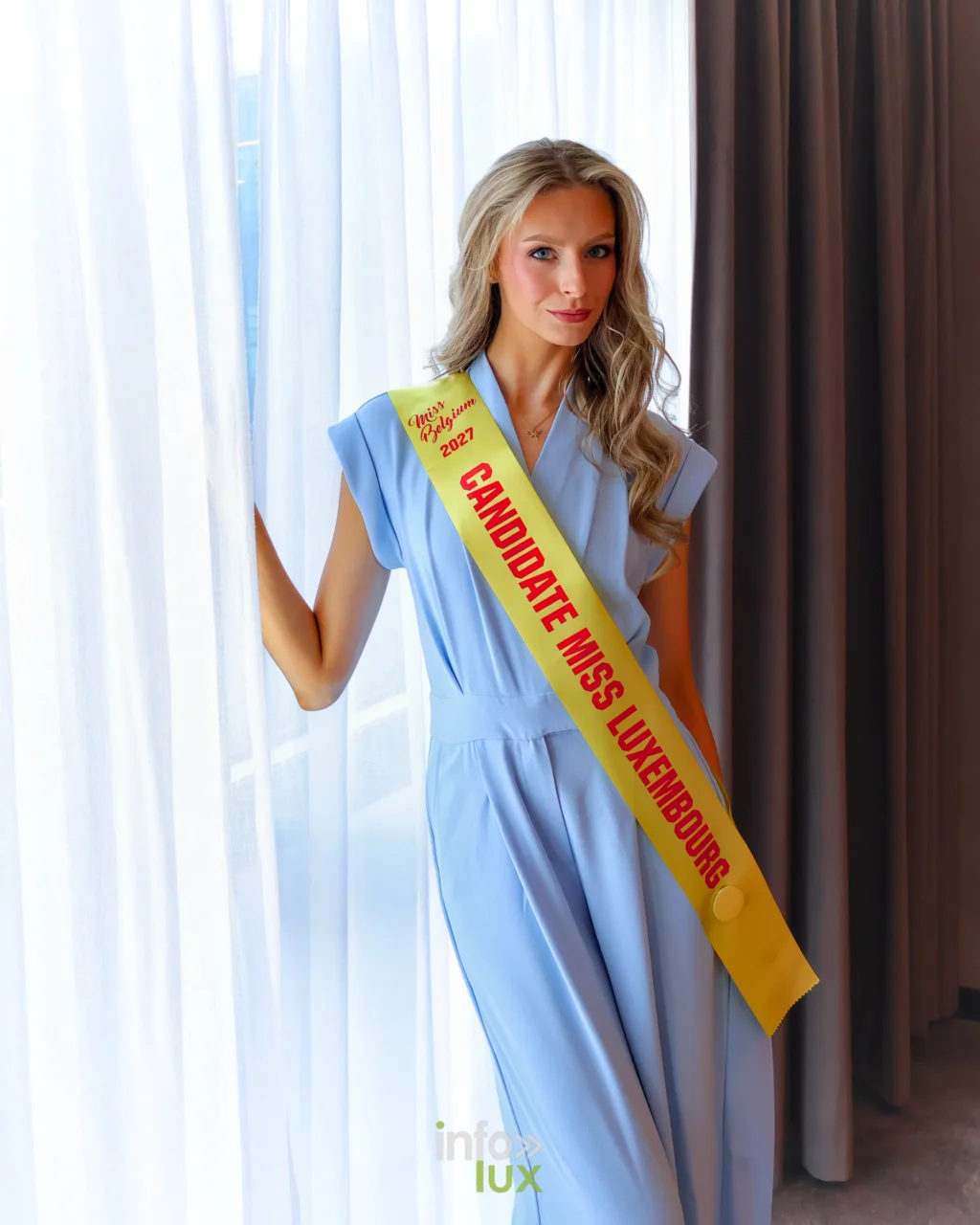 Suzy Pemmers en combinaison bleu ciel, écharpe de candidate Miss Luxembourg 2027