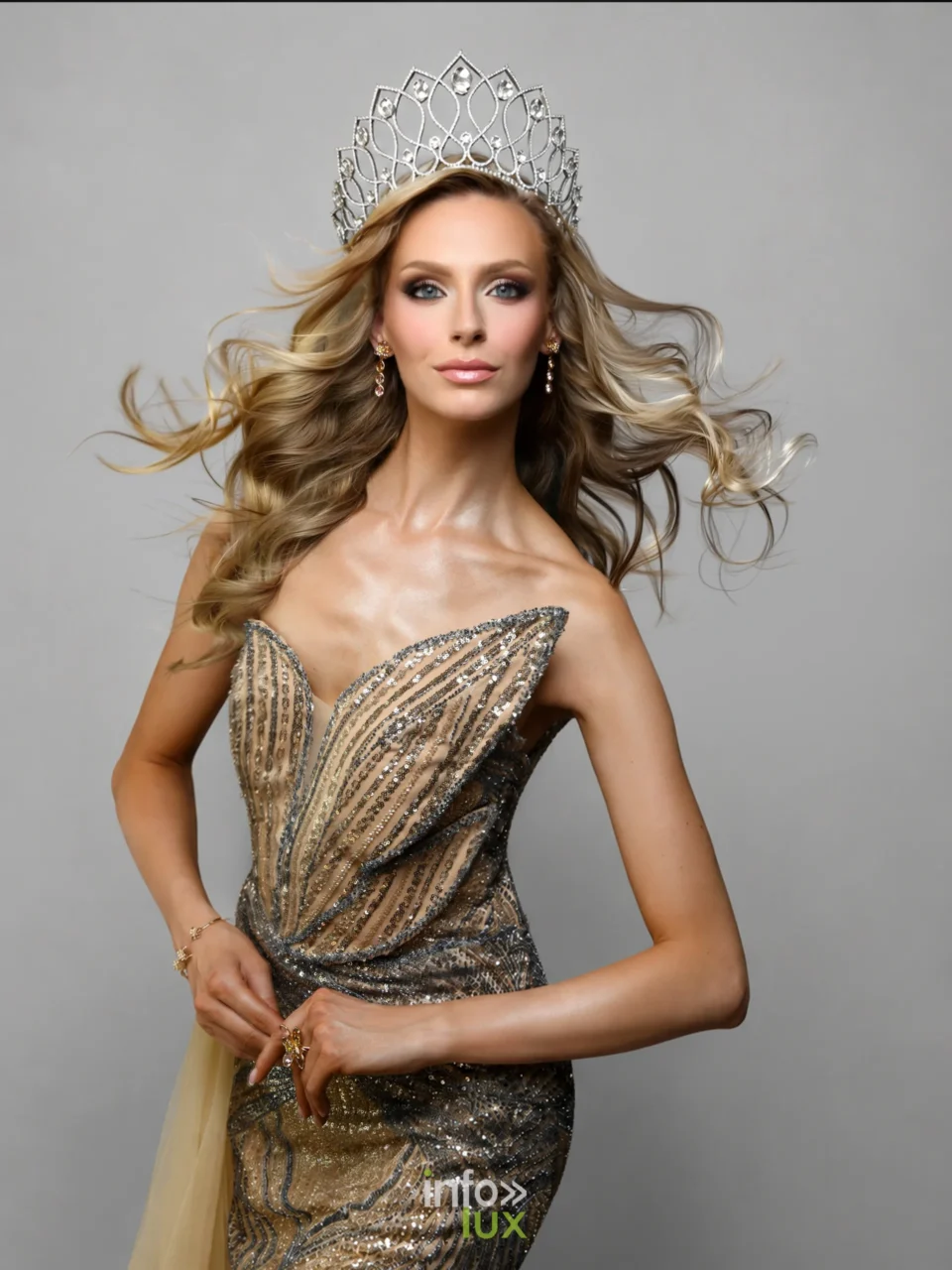 Suzy Pemmers en robe du soir pailletée et couronne, en studio