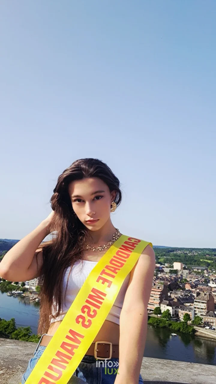 Sarahléna Manise avec l’écharpe de candidate Miss Namur, au-dessus de la Meuse