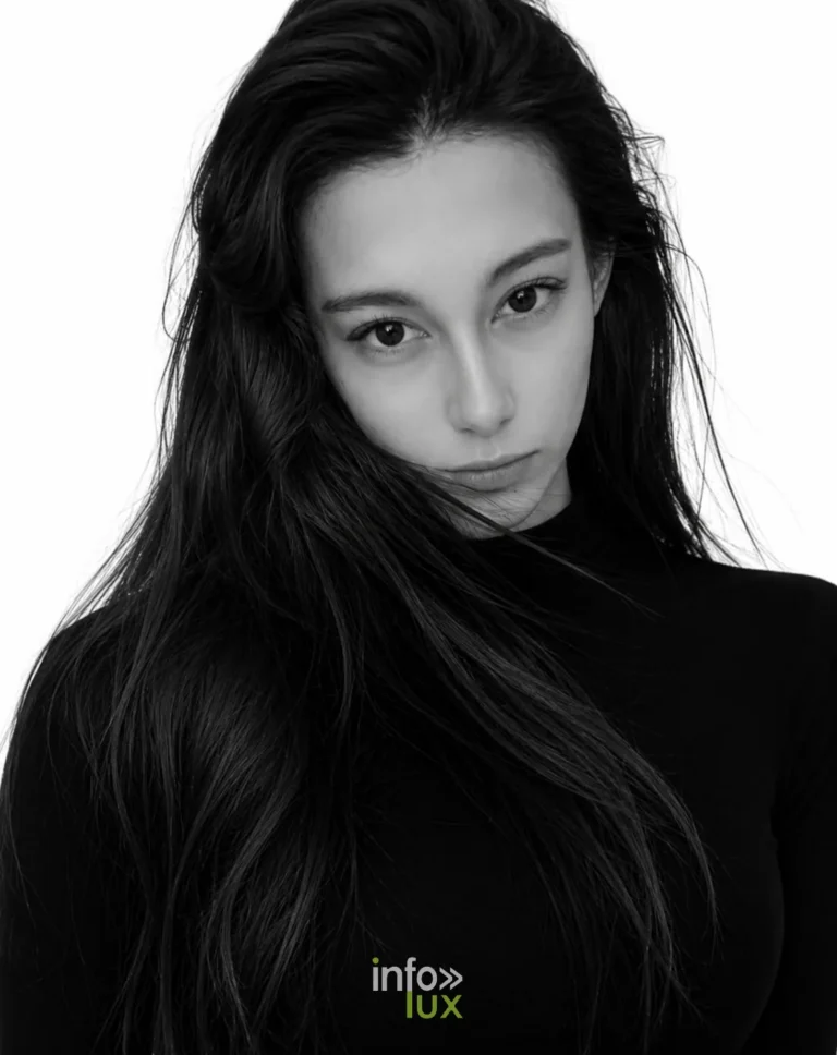 Sarahléna Manise, portrait en noir et blanc