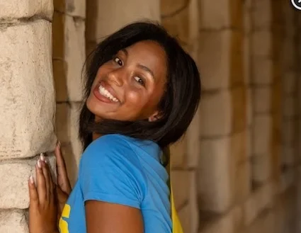 Shana portant l’écharpe Miss Namur, photo officielle Miss Belgium 2027