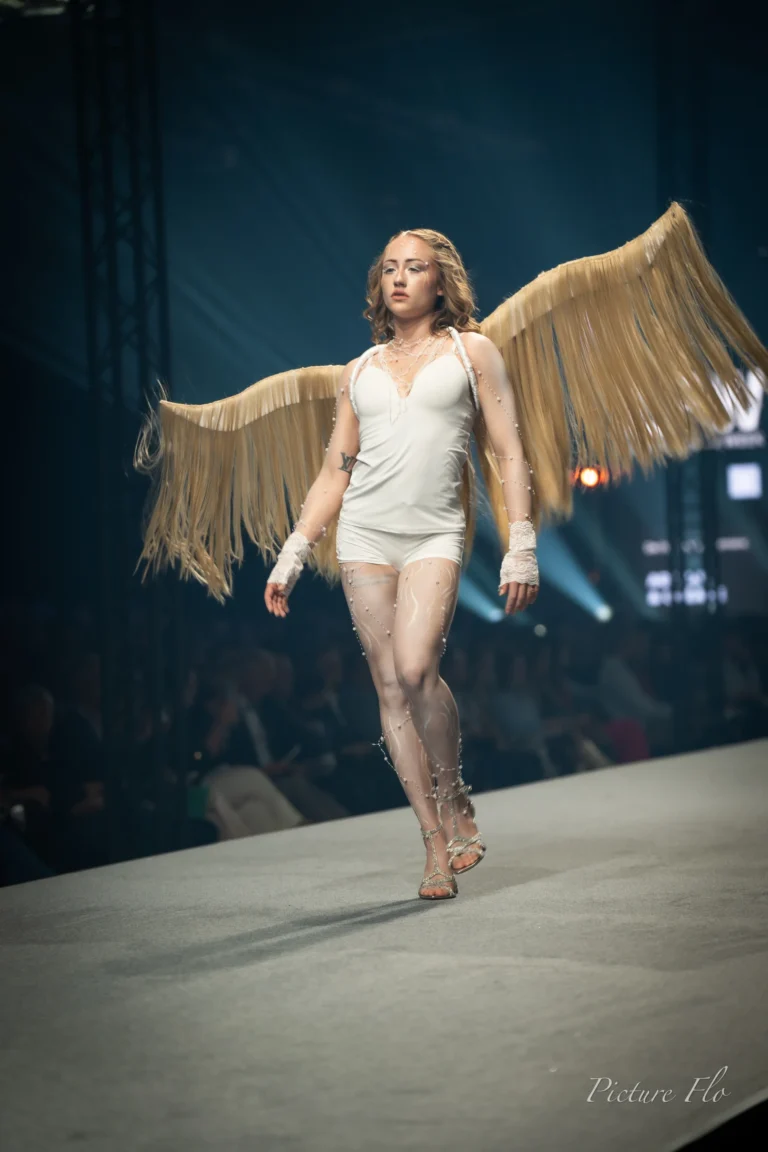 Nova, La Lumière, wings open