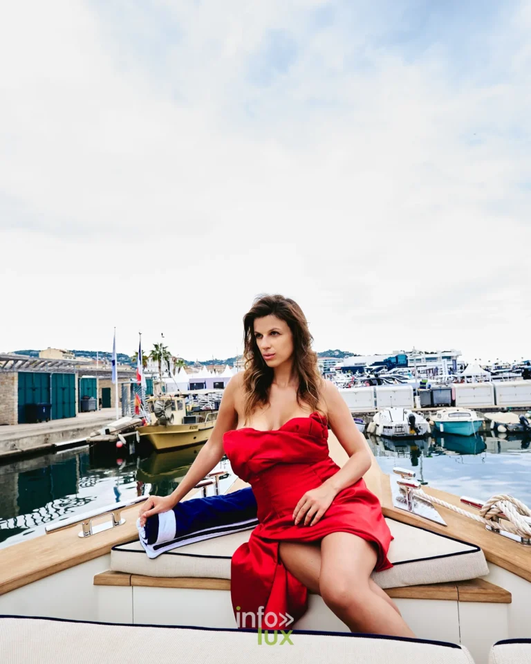 Cannes Yachting Festival, 8. September 2026. Sitzend am Heck der Samar 50, mit Blick zum Kai