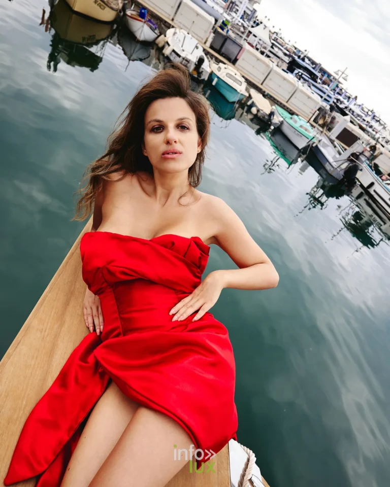 Cannes Yachting Festival, 8. September 2026. Blick von oben vom Deck, im Hintergrund das Hafenwasser