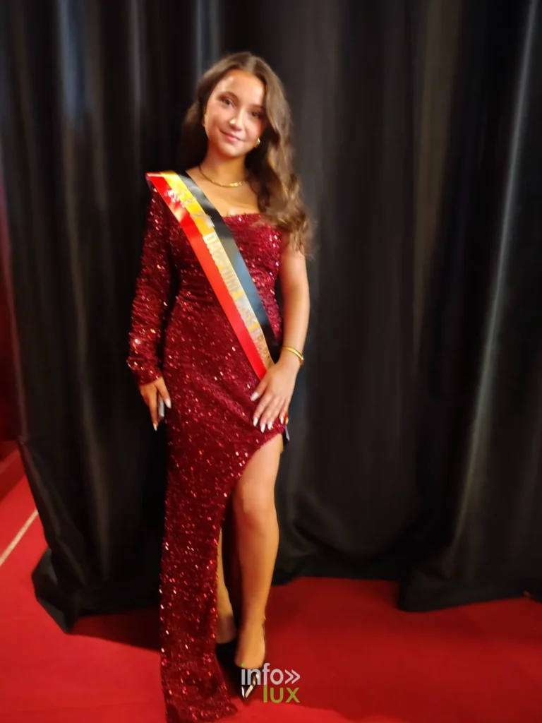 Eléa Colasuonno en robe longue pailletée, devant le rideau des coulisses