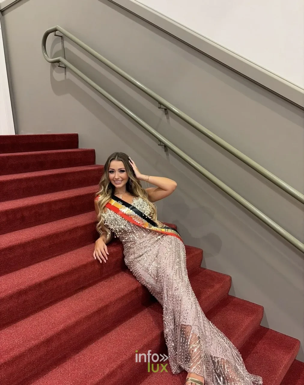Isaline Dubois en robe de soirée, sur un escalier au tapis rouge, le soir de l’élection