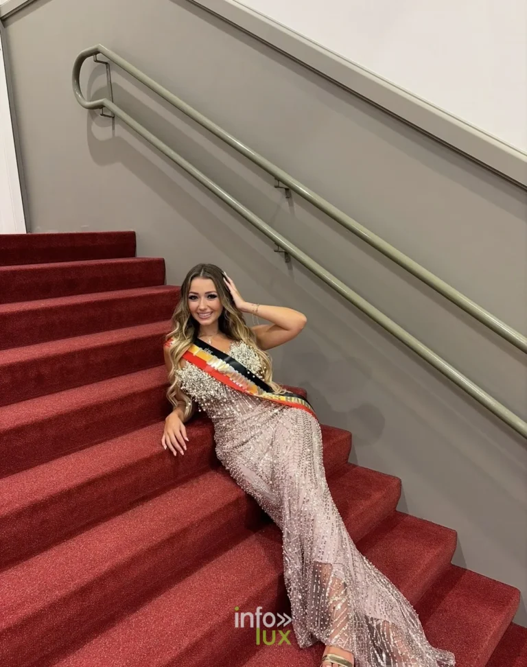 Isaline Dubois en robe de soirée, sur un escalier au tapis rouge, le soir de l’élection