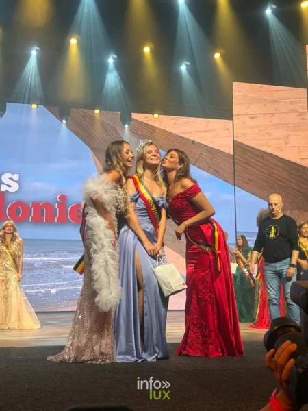 Au moment des résultats, Isaline (à gauche, étole blanche) sur la scène de La Panne