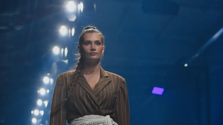 Tailleur-pantalon brun à rayures, ceinturé d’une large bande de dentelle blanche au crochet — Violette Briel, « L’Héritage », Lux Fashion Week 2026, Arlon