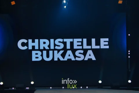 Bühnenbildschirm mit dem Namen von Christelle Bukasa zu Beginn ihres Auftritts