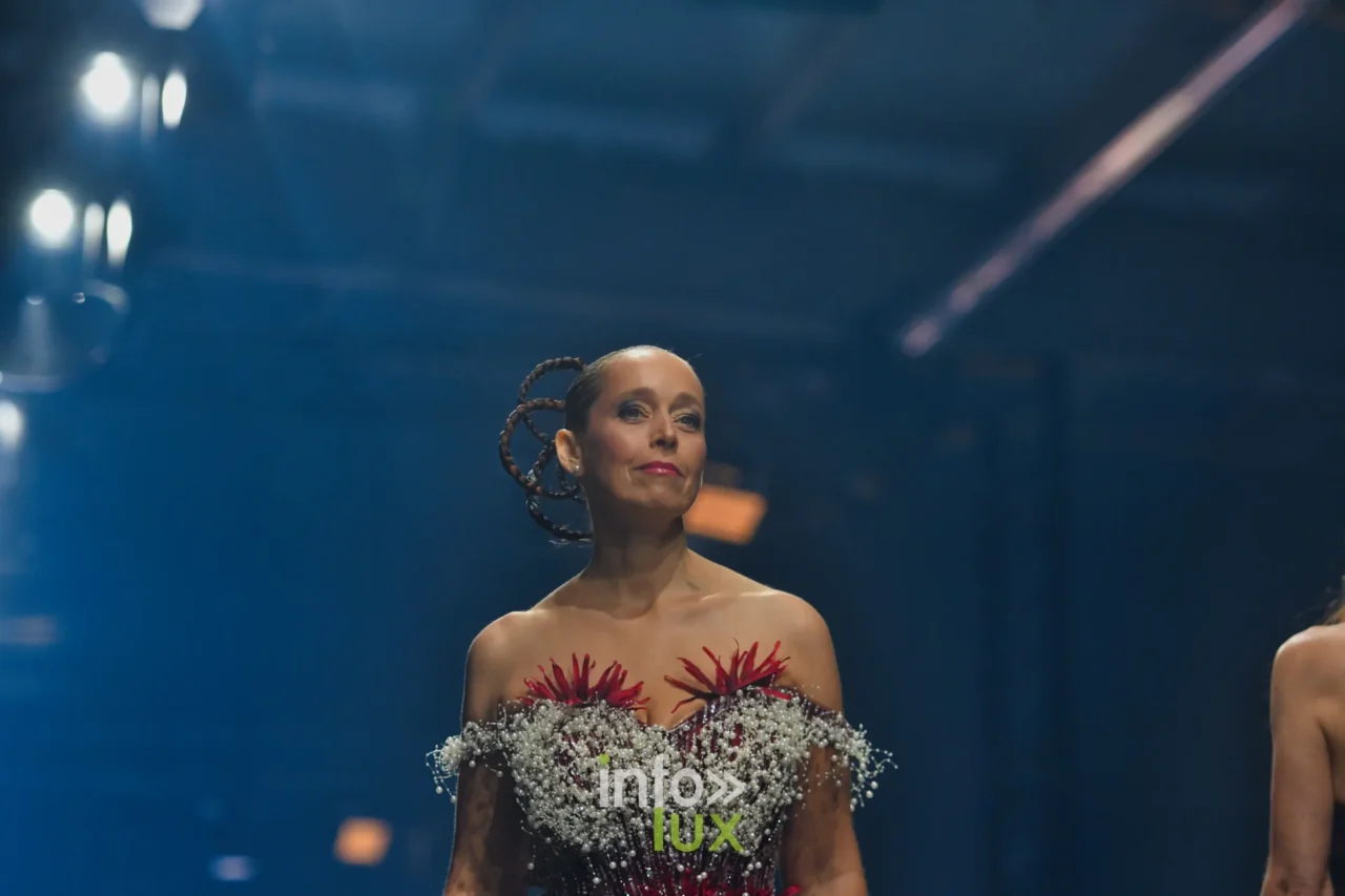 Das Bustier aus Schleierkraut und roten Blumen in Nahaufnahme, Kollektion „Le Fil Sacré“