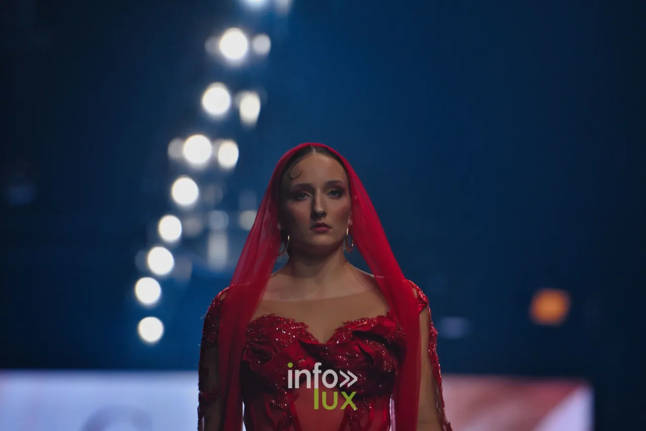 Roter Schleier und rotes besticktes Kleid, Kollektion „Le Fil Sacré“