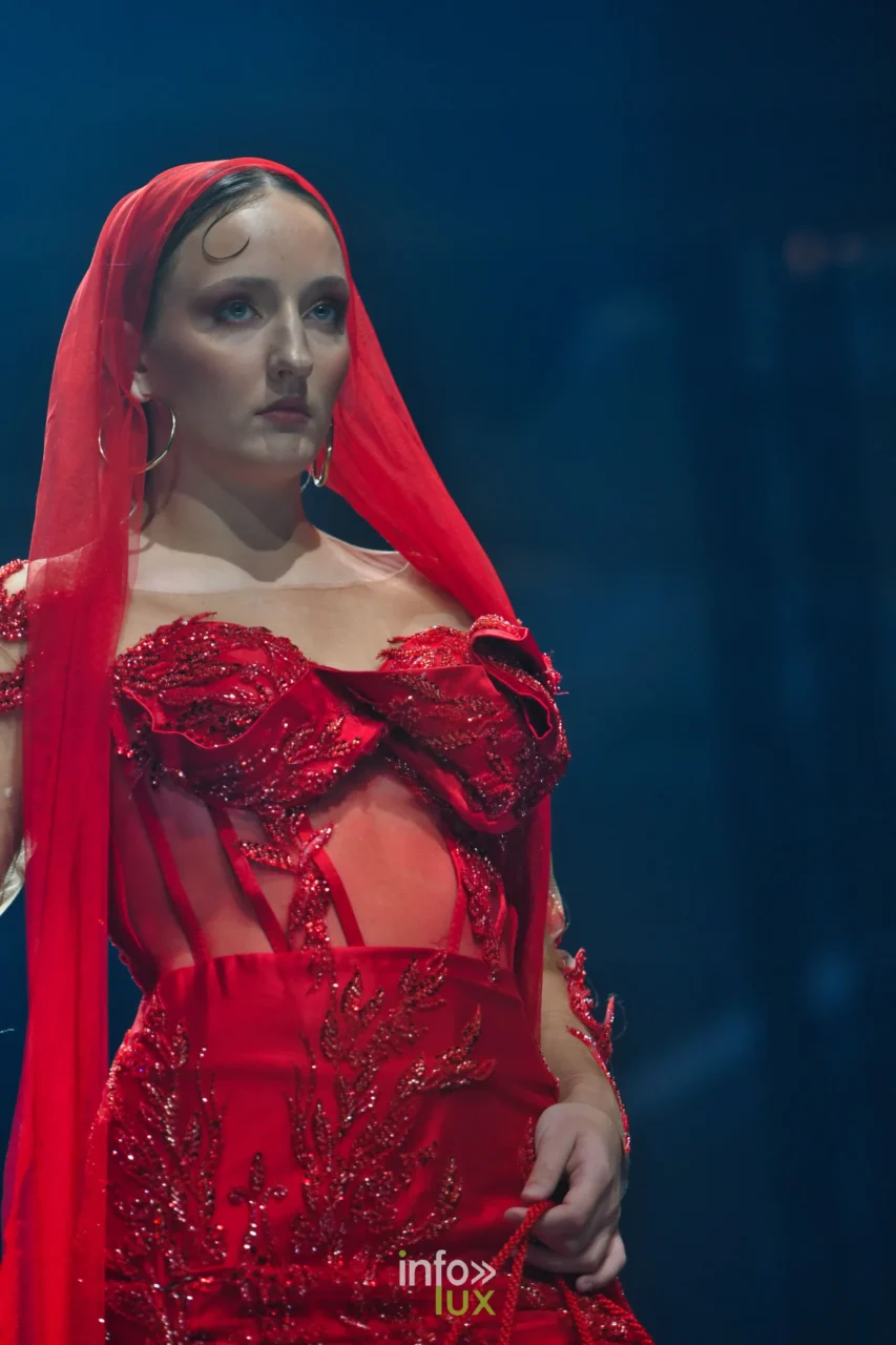 Robe rouge brodée de perles et de sequins, avec un voile rouge, collection « Le Fil Sacré » de Christelle Bukasa