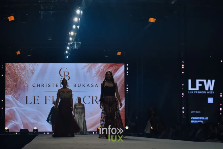 Blick vom Laufsteg: Auf dem Bildschirm erscheinen das Monogramm „CB“, der Name von Christelle Bukasa und der Titel „Le Fil Sacré“