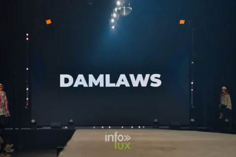 Damlaws, „The Dam Star“. Der Bühnenbildschirm zeigt „DAMLAWS“ über dem Laufsteg, kurz vor dem Auftritt