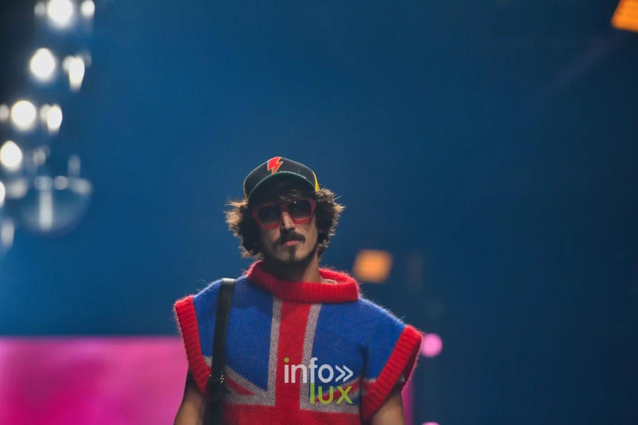 Damlaws, « The Dam Star ». Pull sans manches en maille aux couleurs de l’Union Jack, casquette noire marquée d’un éclair rouge