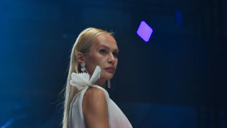 Robe longue plissée en dégradé du blanc au rose fuchsia, nœud plissé en éventail sur l’épaule — Francini_K, « La géométrie des fleurs », Lux Fashion Week 2026, Arlon