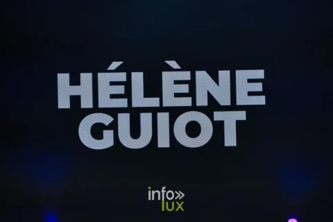 Bühnenbildschirm mit dem Namen von Hélène Guiot zu Beginn ihres Auftritts