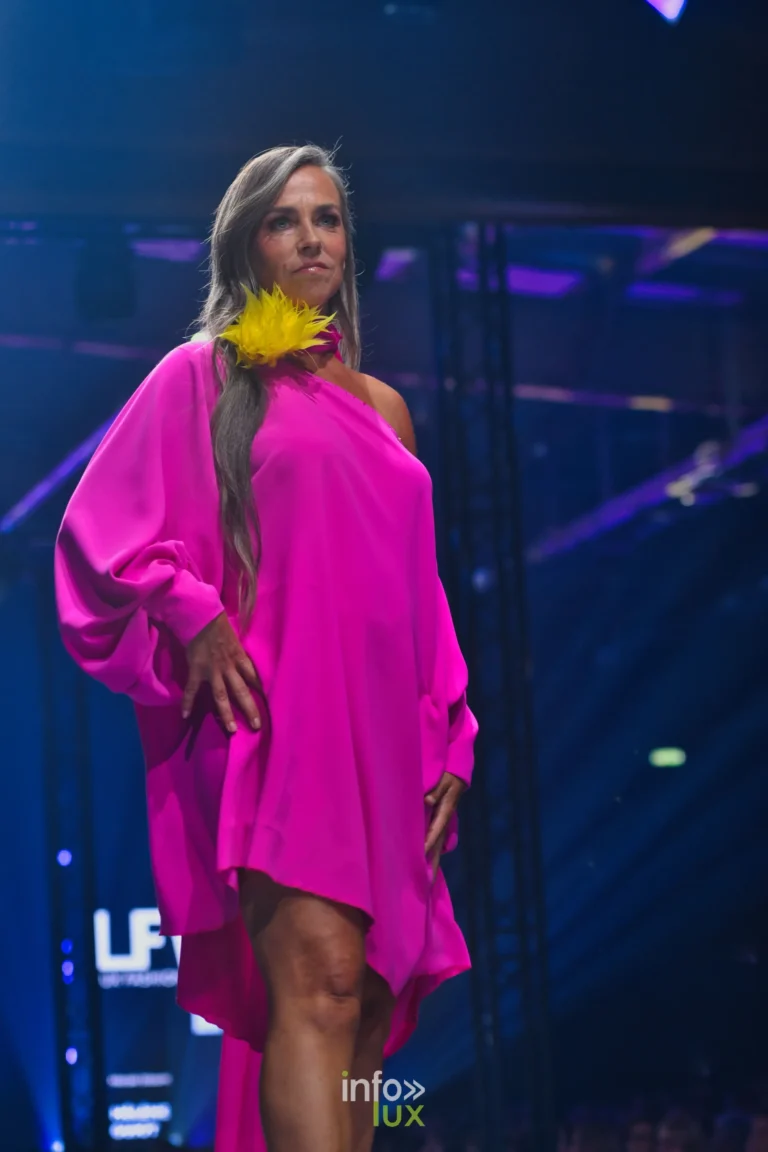 Asymmetrisches One-Shoulder-Kleid in Fuchsia mit weitem Ärmel, Blüte aus gelben Federn, Kollektion „Meraki bloom“