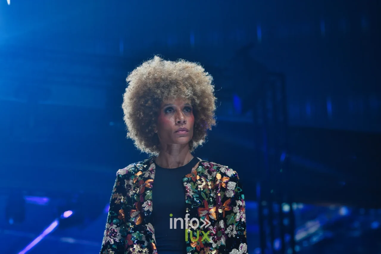 Jacke mit bunten Pailletten-Blumenstickereien über einem schwarzen Oberteil, Kollektion „Meraki bloom“