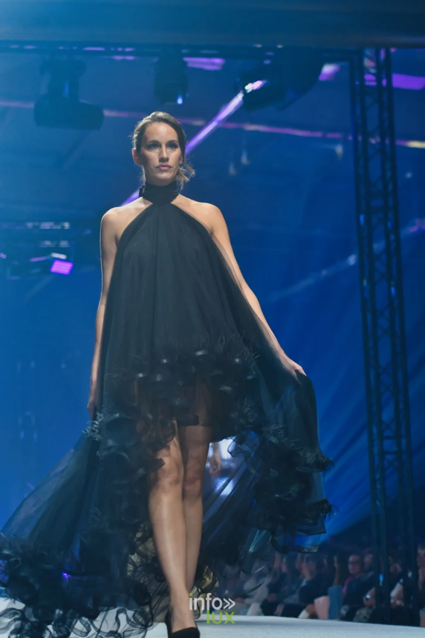 Schwarzes Kleid aus Voile mit Neckholder, asymmetrischer Saum mit Volants, Kollektion „Meraki bloom“