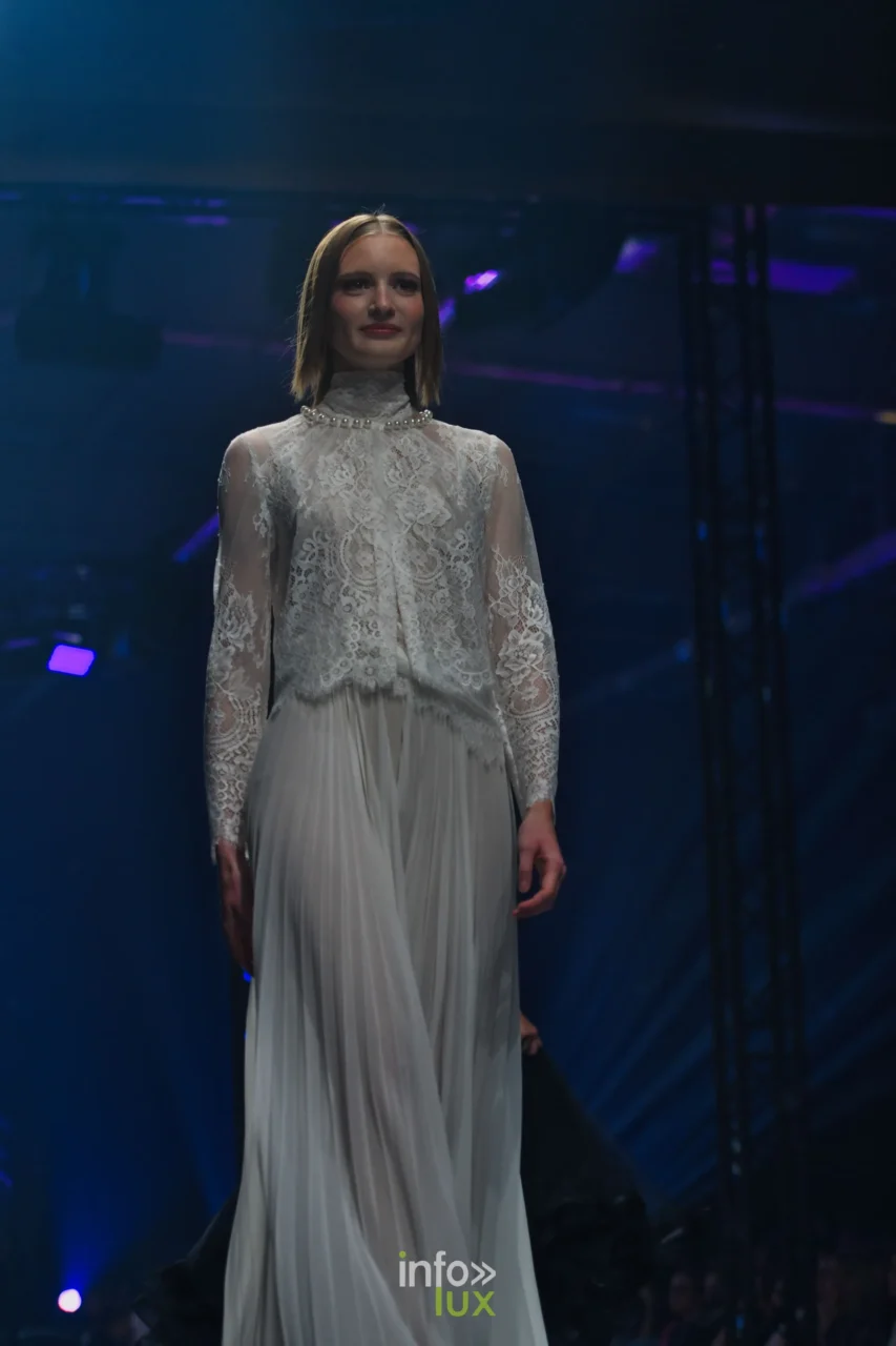 Hochgeschlossene weiße Spitzenbluse und langer weißer Plisseerock, Kollektion „Meraki bloom“