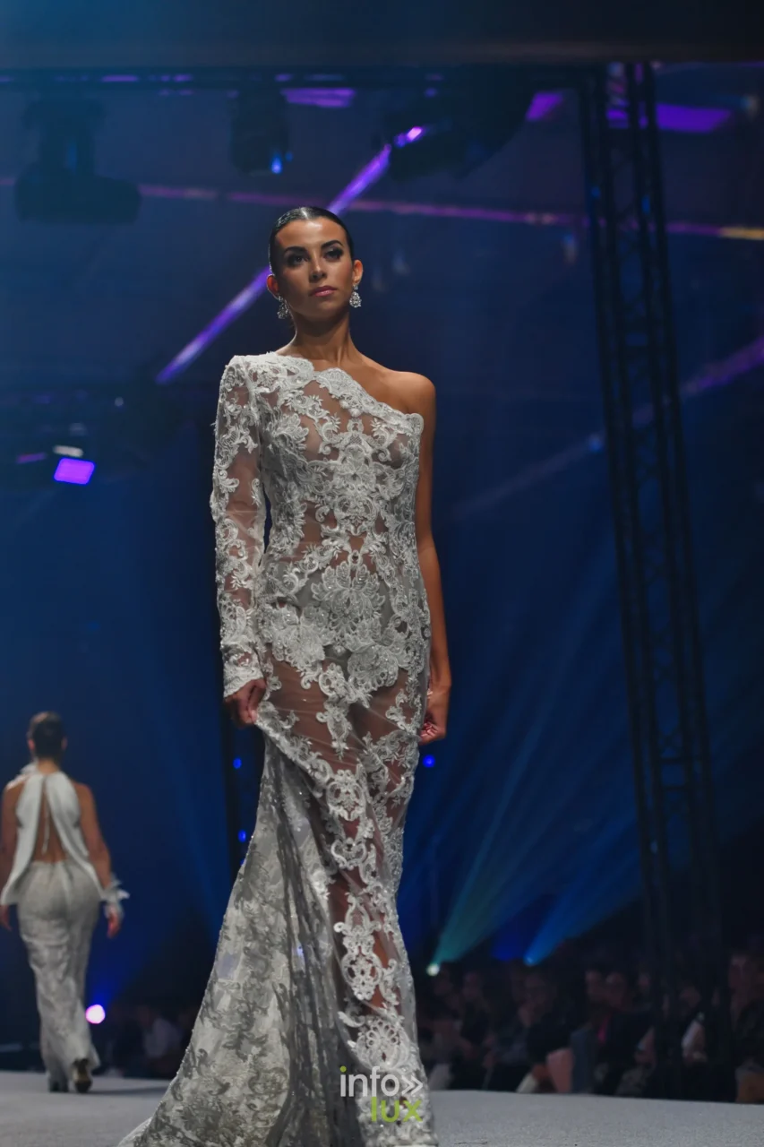 Robe longue en dentelle blanche à une épaule, en pied, collection « Meraki bloom » d’Hélène Guiot
