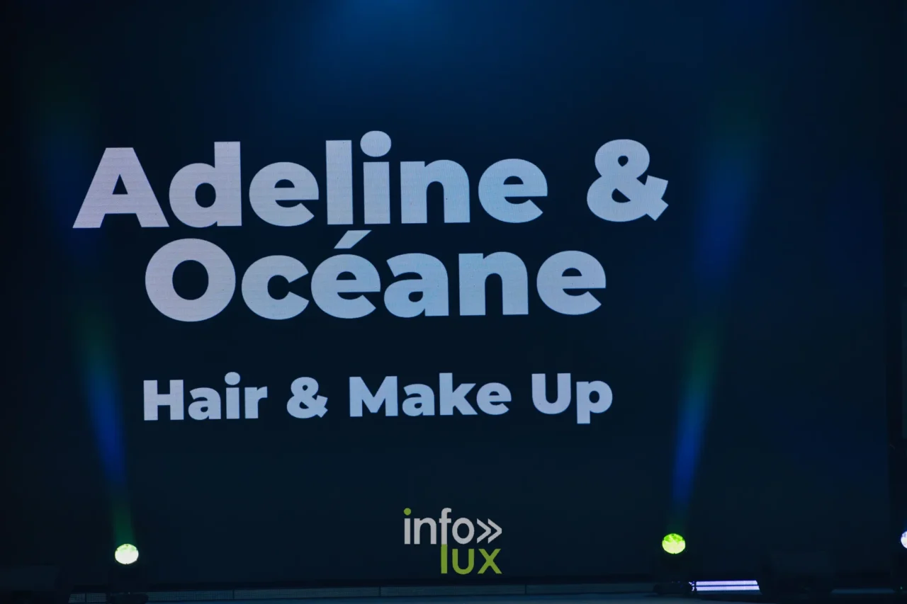 L’écran du hall polyvalent annonce « Adeline & Océane, Hair & Make Up »